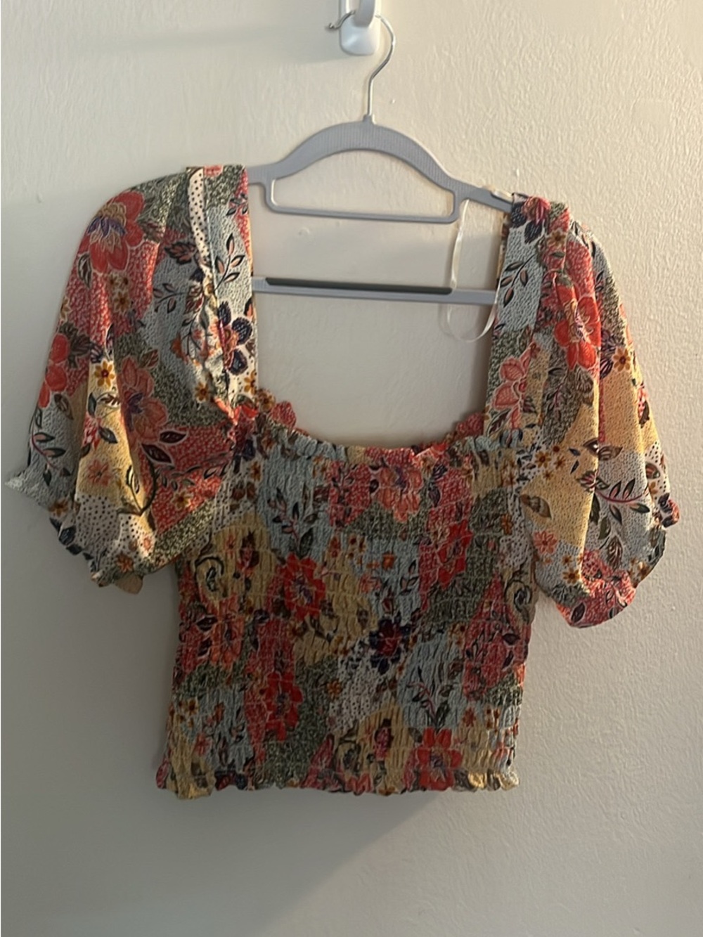 MONTEAU Los Angeles Floral Smocked Puff Sleeve Crop Top - Multicolor